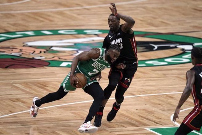 塞尔提克后卫布朗（左）持球切入。（美联社）