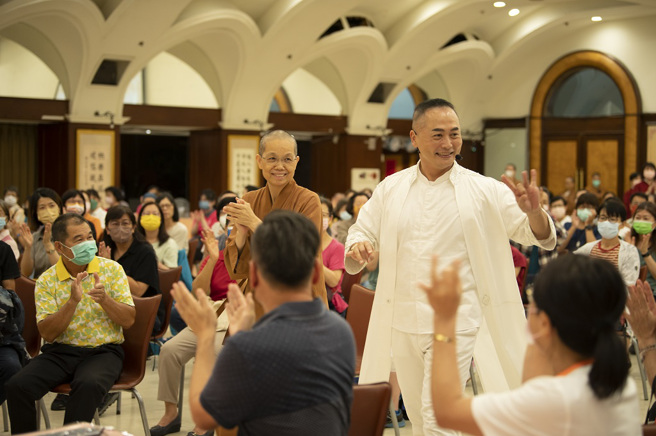 观眾热烈欢迎佛光山中区总住持觉居法师与讲师彦宽入场。（图／惠中寺提供）