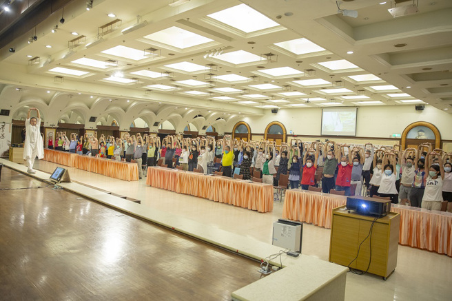 彦宽(左)请观眾测试自己的体能。（图／惠中寺提供）