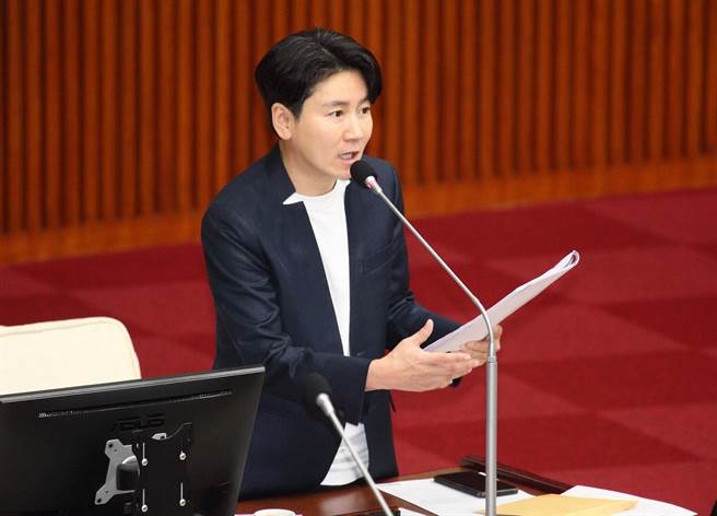 北市议员许家蓓30日指出，新北缺席151次八里污水厂会勘，大玩文字游戏还消费北市公务人员，要求蒋万安尽快争取移交。（张铠乙摄）