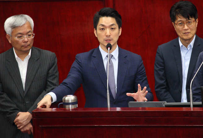 台北市政府自1997年操作八里污水处理厂，2017年行政院同意由新北市政府接管至今，办理155次清点会勘会议，新北市政府全部缺席，市长蒋万安（中）与警察局长张荣兴（左）、工务局长黄一平（右）等人30日在议会总质询表示「不应该」，将请副市长李四川出面，邀请新北市赶快来谈，新北一定要派人出席。（张铠乙摄）