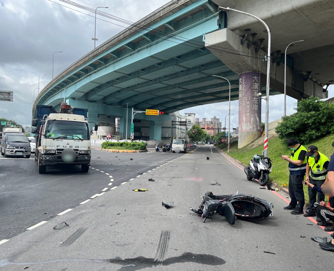 今（30）日下午13时42分许，新庄区中环路一段与环汉路三段口发生死亡车祸，20岁洪姓男骑士与56岁罗姓男驾驶自小货车发生碰撞，导致洪姓男骑士伤重送医抢救，于14时56分宣告死亡。（图／警方提供）