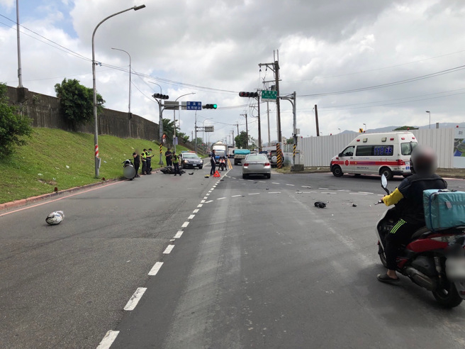 今（30）日下午13时42分许，新庄区中环路一段与环汉路三段口发生死亡车祸，20岁洪姓男骑士与56岁罗姓男驾驶自小货车发生碰撞，导致洪姓男骑士伤重送医抢救，于14时56分宣告死亡。（图／警方提供）