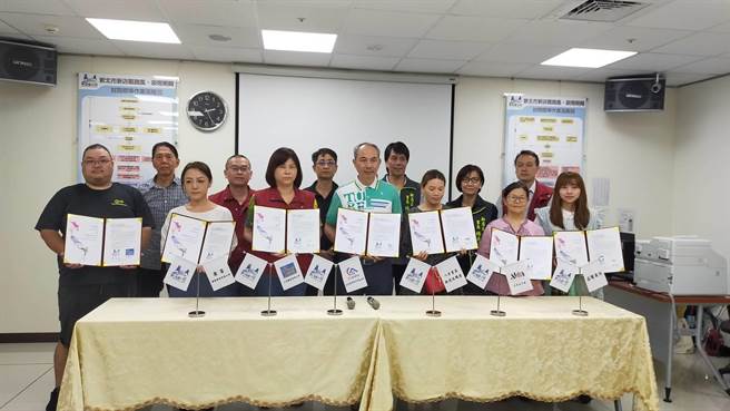 新店区公所今与6家在地企业签订企业防灾合作备忘录。（新店区公所提供）