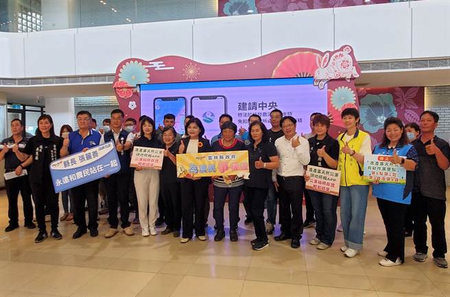 云林县长张丽善今（30日）呼吁农委会修订办法，开放使用「农产业天然灾害现地照相」App申报灾损，缩短勘查时间，使农民提早復耕，县议员李明哲、廖伟晴、王钰齐、吴蕙兰、游淑云、县农会总干事简明钦、古坑乡长林慧如今天均出席记者会为农民发声。（周丽兰摄）