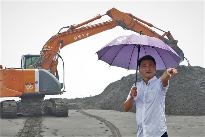 宜兰县苏澳镇长李明哲今至新城溪口勘查出海口疏通工程。 （苏澳镇公所提供／吴佩蓉宜兰传真）