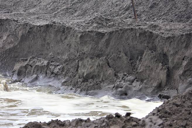 苏澳镇公所建设课请怪手于新城溪的南北侧各开挖一条水路。（苏澳镇公所提供／吴佩蓉宜兰传真）