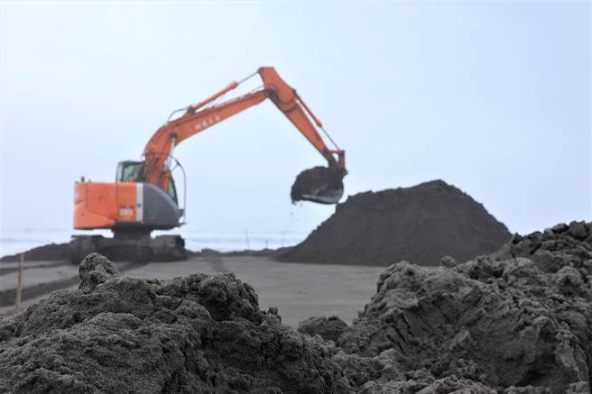 昨已开挖南侧水路，今继续挖北侧水路。（苏澳镇公所提供／吴佩蓉宜兰传真）