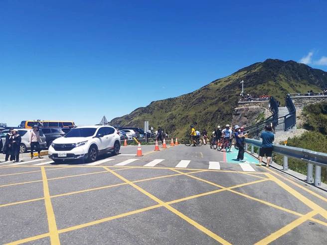 警方加强取缔「行人穿越道不停让行人」，武岭停车场至武岭亭间、最高海拔斑马线路段，5月累计开出4张罚单。（仁爱警分局提供／杨静茹南投传真）