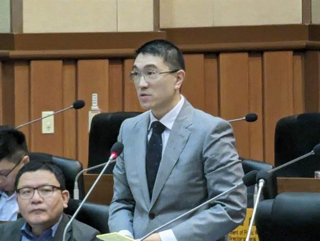 基隆市长谢国梁30日在脸书发文表示，发现有假冒的粉丝专页出现，呼吁民眾要认明脸书的官方认证，以免上当受骗。（张志康摄）