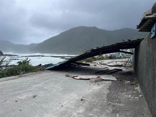 台东县兰屿乡出现13级瞬间阵风，猪舍屋顶遭吹走，居民忙着撤离猪只。（阿诺本旅游提供／蔡旻妤台东传真）
