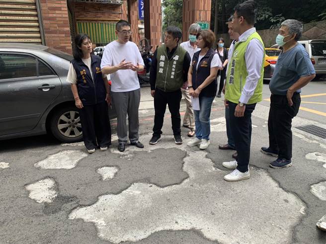 基隆市长谢国梁（左二）与议员施伟政（左三）、议员宋玮莉（左四）、议员张秉钧（右二）以及议员郭美秀（左一）共同会勘大庆大城社区内道路问题。（徐佑升摄）