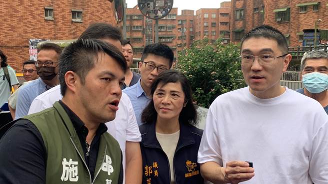 市议员施伟政（左）向市长谢国梁（右）说明大庆大城社区内道路问题与困境，市议员郭美秀（中）也一同关心。（徐佑升摄）