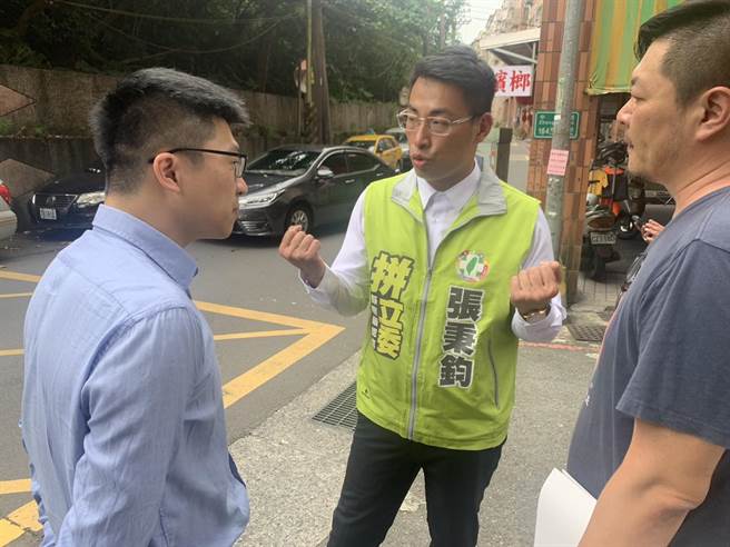 民进党立委参选人张秉钧（中）与都发处长谢孝昆（左）讨论，张提醒，不论是审查机制或委员会设置，都需要符合法令。（徐佑升摄）