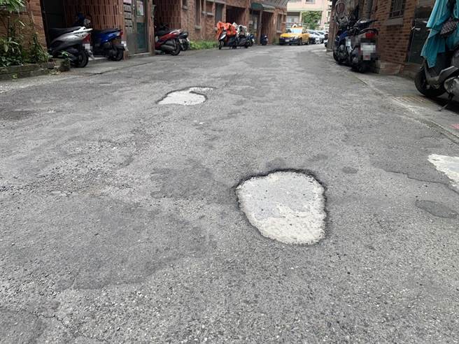 大庆大城社区巷弄内道路凹凸不平，不仅造成行车困难，也造成行人危险。（徐佑升摄）