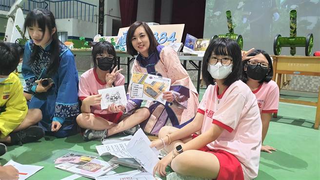 淡中阅读闯关活动，校长王洁雯(右3)化身马偕博士的夫人张聪明，成为稳定后方平民的关键。(黄敬文翻摄)