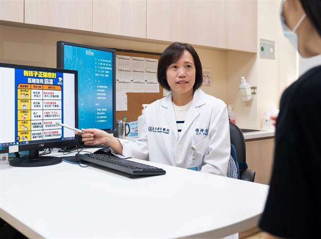 东元综合医院精神科医师杨铮宜透过3种方式，教导家长如何陪伴孩子走过校园霸凌。（邱立雅摄）