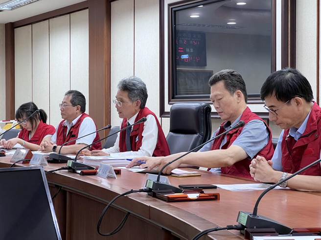 几波梅雨报到后，经济部水利署署长赖建信(中)今公布水情会议结果，只解除竹苗灯号，但中南部限水灯号不变，稍降管制内容。(图／王玉树摄)
