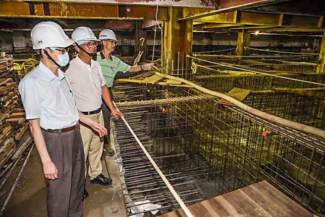 县府会同专家现勘丰采520工地，确保防颱及7天抢险照实施作。（新竹县政府提供／罗浚滨新竹传真）