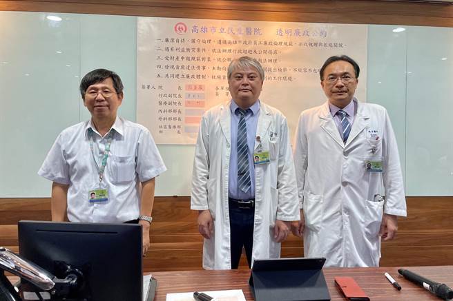 市立民生医院院长顏家祺（中）偕同行政副院长黄明仁（左）及医疗副院长张科（右） 签署廉政公约，宣誓创造廉洁医疗体制。（高雄市立民生医院提供）