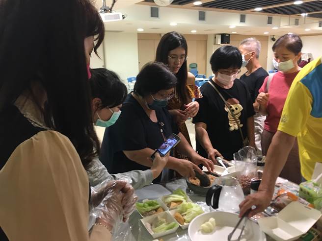 台南市政府新营文化中心今年陆续推出8场「舌尖上的亚洲文化美食工作坊」。（新营文化中心提供／张毓翎台南传真）