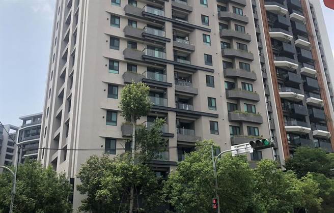 台中市5亿高中生坠楼案疑点重重，30日再传出赖与夏男同婚登记当日，曾先回到案发地找大楼的清洁阿姨在结婚书上签名当证人遭拒。（民眾提供／冯惠宜台中传真）