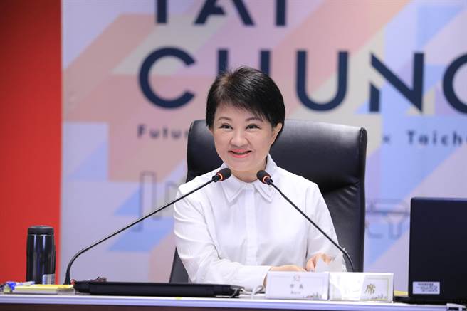 台中市长卢秀燕表示，市府配合自行车政策，持续优化自行车路线，每年约吸引1000万游客到台中骑车，创造约206亿元观光产值。(林欣仪摄)