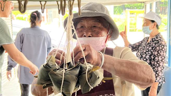91岁阿嬷说，以前只做给儿孙吃，现在有机会向外面的人展现好手艺，很欢喜。（张毓翎摄）