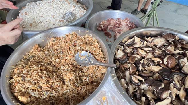 社区妈妈们以糙米、猪肉、虾干及香菇等食材制作糙米粽。（张毓翎摄）