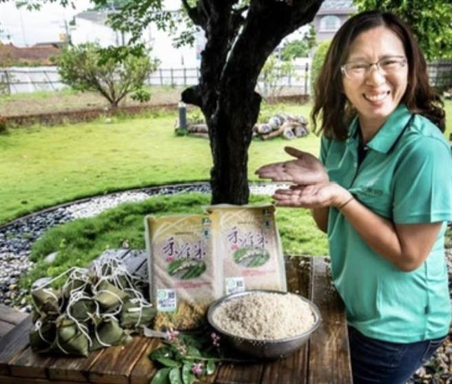 社区妈妈以芳荣米厂契作生产的台南14号鸭稻糙米包粽。（张美雪提供／张毓翎台南传真）