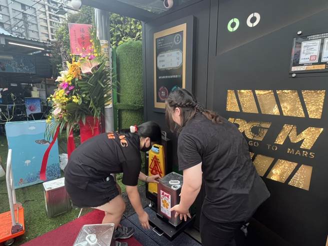 摊商体验回收废食用油。（陈梦茹摄）