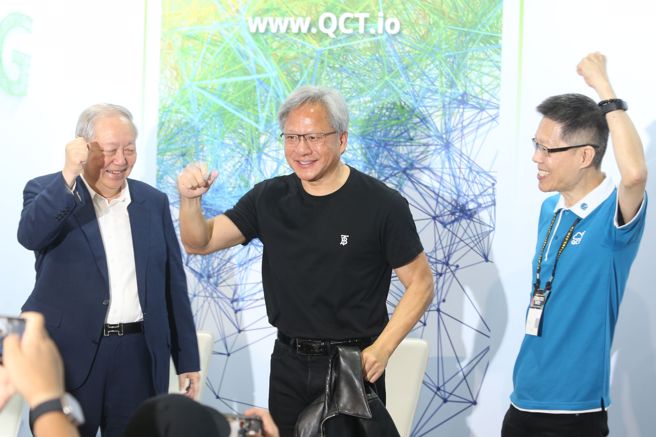 台北国际电脑展(COMPUTEX)30日盛大开幕，广达电脑副董事长梁次震、辉达执行长暨创办人黄仁勋、云达科技总经理杨麒令一同在NVIDIA HGX H100 GPU上签名。（杜宜谙摄）