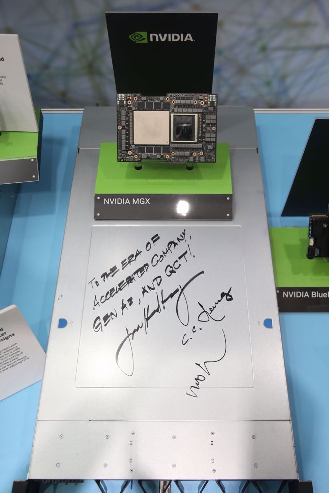 台北国际电脑展(COMPUTEX)30日盛大开幕，广达电脑副董事长梁次震、辉达执行长暨创办人黄仁勋、云达科技总经理杨麒令一同在NVIDIA HGX H100 GPU上签名。（杜宜谙摄）