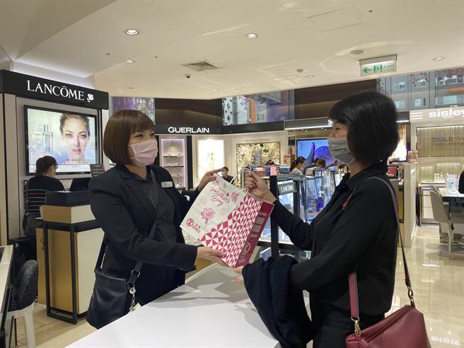 主计总处表示，2月职缺率2.57％，创13年新低，不过，餐饮服务、批发及零售职缺数却上升。(资料库)