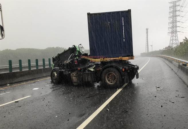 台86线下午发生一起曳引车失控撞护栏的车祸事故。（读者提供／曹婷婷台南传真）