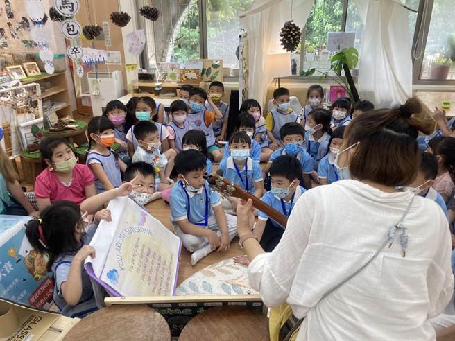 ▲建德幼儿园老师弹奏乌克丽丽，带孩子们一起欢唱英文与中文儿歌。（基隆市政府提供／徐佑升基隆传真）