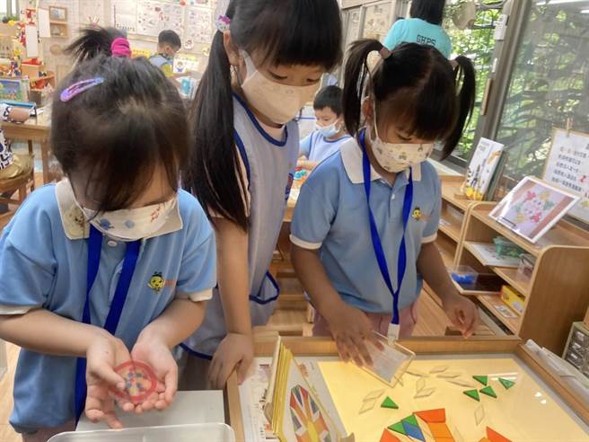 ▲建德幼儿园小朋友带「小客人」们参访园内环境，一同游戏学习。（基隆市政府提供／徐佑升基隆传真）