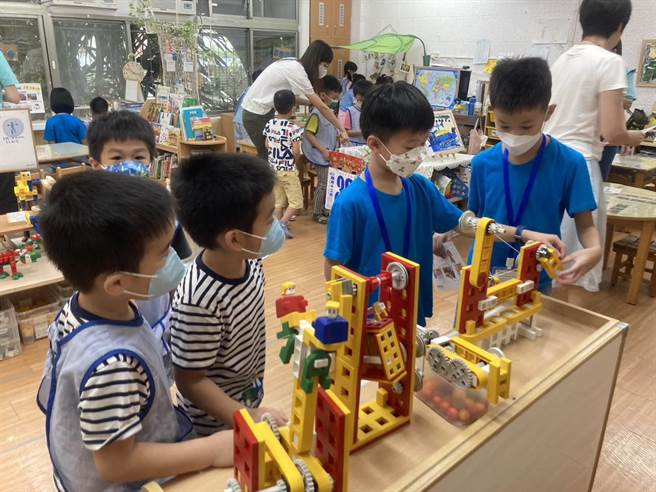 ▲建德幼儿园小朋友与新加坡幼儿园「Genius Hive Pre-school」一同游戏学习。（基隆市政府提供／徐佑升基隆传真）