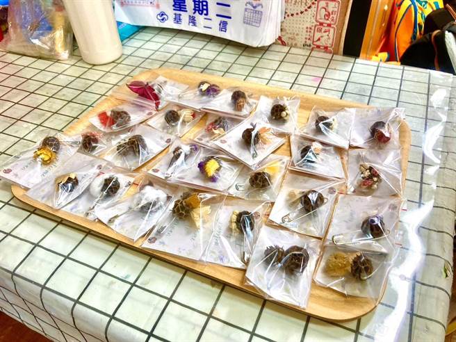 ▲建德幼儿园幼生亲手做枫香别针作为礼物给新加坡「Genius Hive Pre-school」小客人。（基隆市政府提供／徐佑升基隆传真）