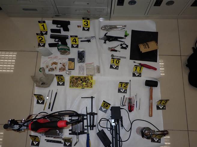 新北市芦洲警方在执行全国同步检肃非法枪械专案期间，发现1名砂石车司机蔡姓男子涉嫌改造枪枝，23日警方持搜索票到蔡男位在桃园的租屋处搜索，查获改造手枪1支、半成品手枪及枪管、子弹3颗、空包弹37颗以及改枪工具1批，并找到安非他命31.4公克。(黄敬文摄)