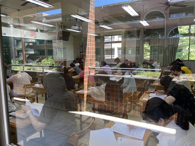 桃园市今年一口气开出806名国小教甄缺额，创近10年最多，吸引逾5000人报名，预计6月18日复试。（蔡依珍摄）