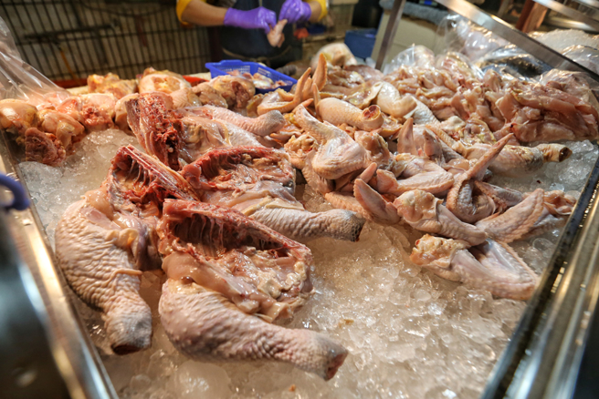 继鸡蛋价格飙涨、供货不足后，传出鸡肉也开始短缺。（资料照／杜宜谙摄）