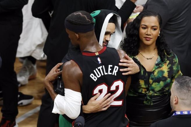 热火吉米巴特勒(22号)与塞尔提克怀特拥抱致意。（美联社）