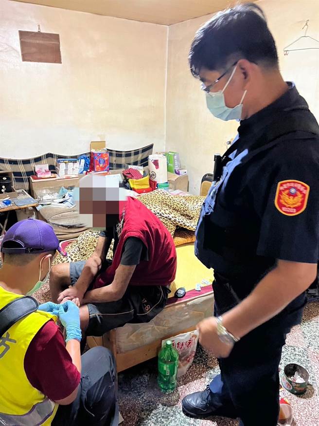 独居老人跌落床哀嚎，所幸在八德警方联繫锁匠把门开启后成功救援。（桃园市八德警分局提供／陈梦茹桃园传真）