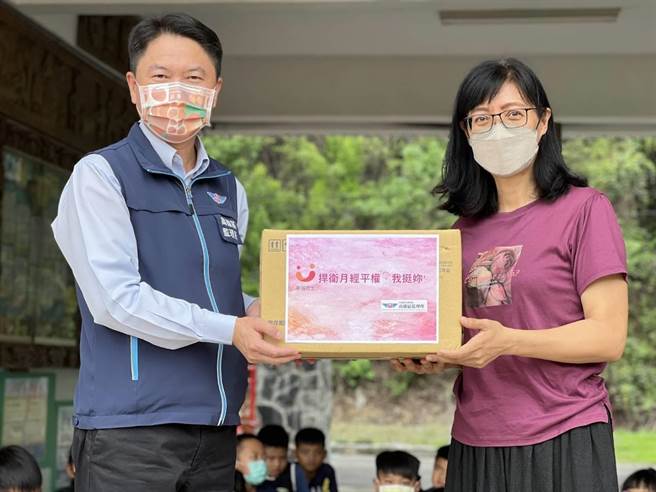 来义国小李淑敏主任代表受赠生理用品，以及协助校内推行月经平权教育。（公路总局提供）