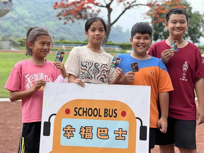 来义乡来义国小为幸福巴士响应月经平权的模范学校，除了提供生理用品，也将月经平权知识带入课堂中。（公路总局提供）