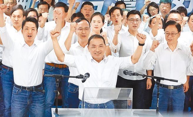 侯友宜(前中)具體提出「依憲依法」，依據《中華民國憲法》與《兩岸人民關係條例》處理兩岸事務。（本報資料照片）