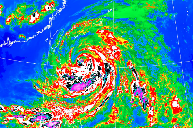 目前玛娃在鹅銮鼻东南东方海面龟步北转。（翻摄自气象局）