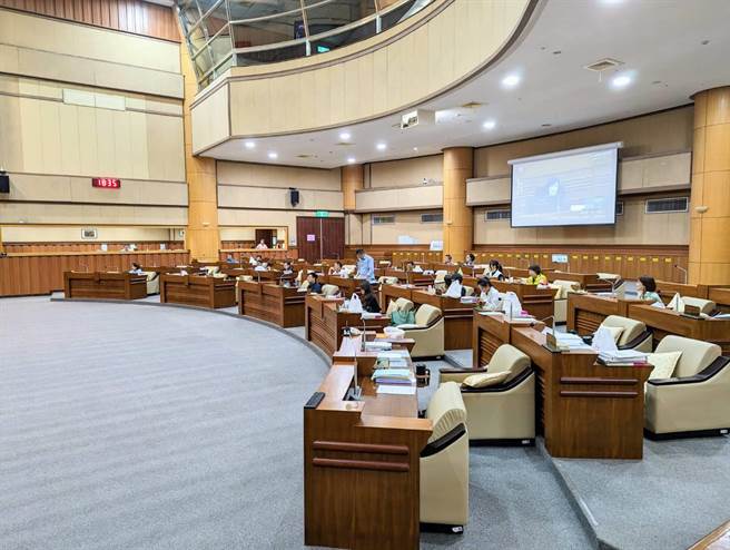 基隆市议会30日加班审查基隆市政府提出的追加减预算，由于进度落后，一度有议员建议採政党协商机制。（张志康摄）