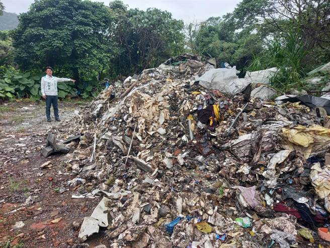 冬山乡民代表游闵吉接获投诉后，便要求县府环保局彻查。（吴佩蓉摄）